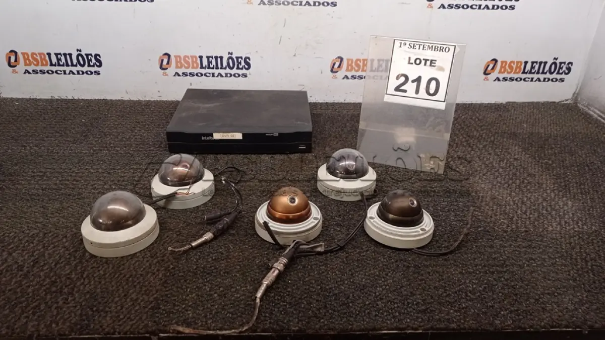 LOTE 210 - 01 DVR E 05 CÂMERAS DE MONITORAMENTO. (NO ESTADO) ATENÇÃO! FAZER A VISITAÇÃO ANTES DE ARREMATAR, NÃO SABEMOS SE FUNCIONA, LEILÃO NÃO TEM GARANTIA E NEM DEVOLUÇÃO, SUJEITO A POSSÍVEIS AVARIAS VISÍVEIS/OCULTAS E/OU AUSÊNCIA DE COMPONENTES