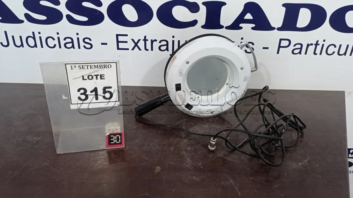 LOTE 315 - 01 LUMINÁRIA COM LUPA. (NO ESTADO) ATENÇÃO! FAZER A VISITAÇÃO ANTES DE ARREMATAR, NÃO SABEMOS SE FUNCIONA, LEILÃO NÃO TEM GARANTIA E NEM DEVOLUÇÃO, SUJEITO A POSSÍVEIS AVARIAS VISÍVEIS/OCULTAS E/OU AUSÊNCIA DE COMPONENTES.