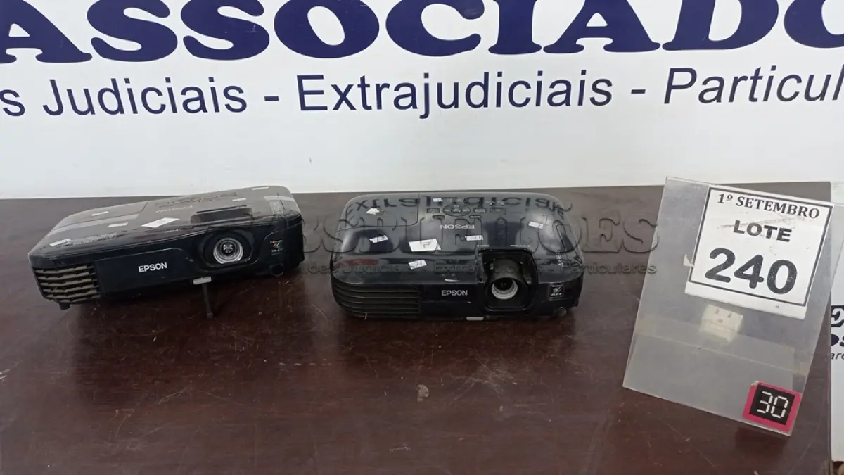 LOTE 240 - 02 PROJETORES MARCA EPSON. (NO ESTADO) ATENÇÃO! FAZER A VISITAÇÃO ANTES DE ARREMATAR, NÃO SABEMOS SE FUNCIONA, LEILÃO NÃO TEM GARANTIA E NEM DEVOLUÇÃO, SUJEITO A POSSÍVEIS AVARIAS VISÍVEIS/OCULTAS E/OU AUSÊNCIA DE COMPONENTES