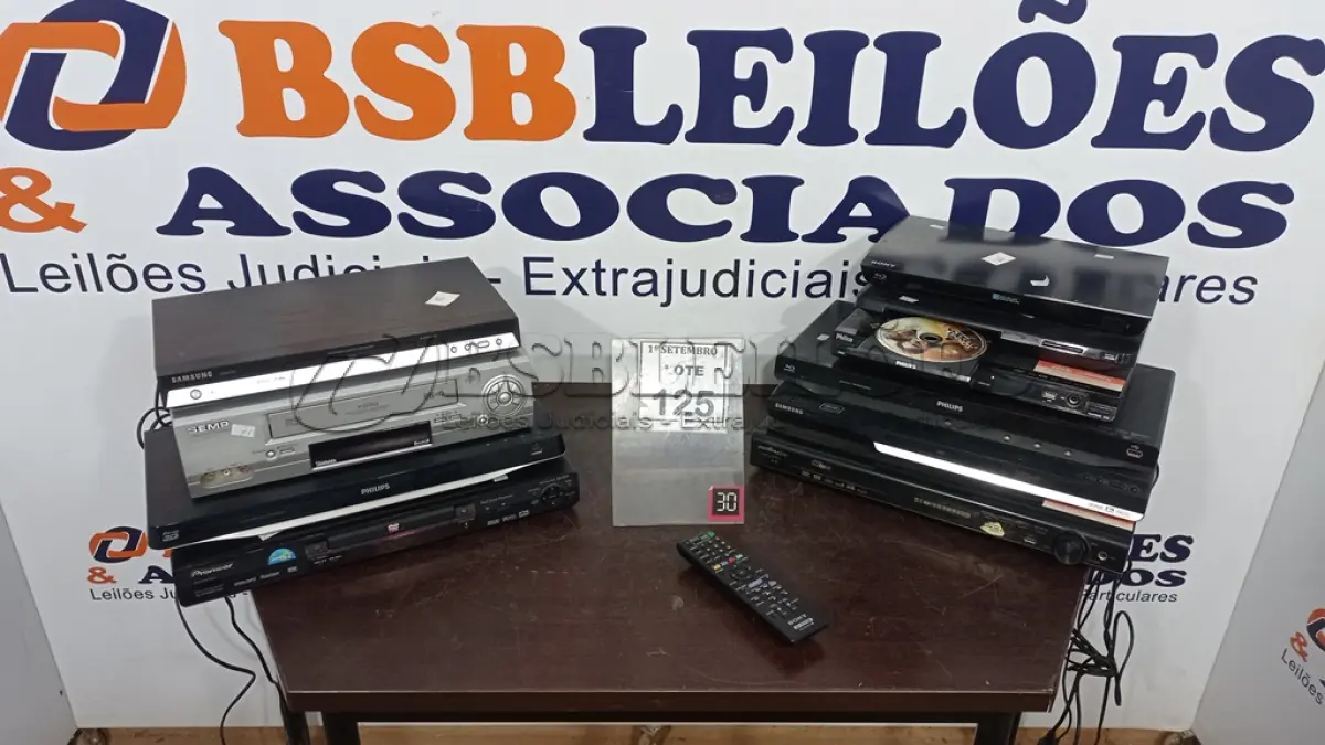 LOTE 125 - 06 APARELHOS DE DVD, 03 BLU RAY E 01 VÍDEO CASSETE DE MARCAS E MODELOS DIVERSOS. (NO ESTADO) ATENÇÃO! FAZER A VISITAÇÃO ANTES DE ARREMATAR, NÃO SABEMOS SE FUNCIONA, LEILÃO NÃO TEM GARANTIA E NEM DEVOLUÇÃO, SUJEITO A POSSÍVEIS AVARIAS VISÍVEIS/OCULTAS E/OU AUSÊNCIA DE COMPONENTES.