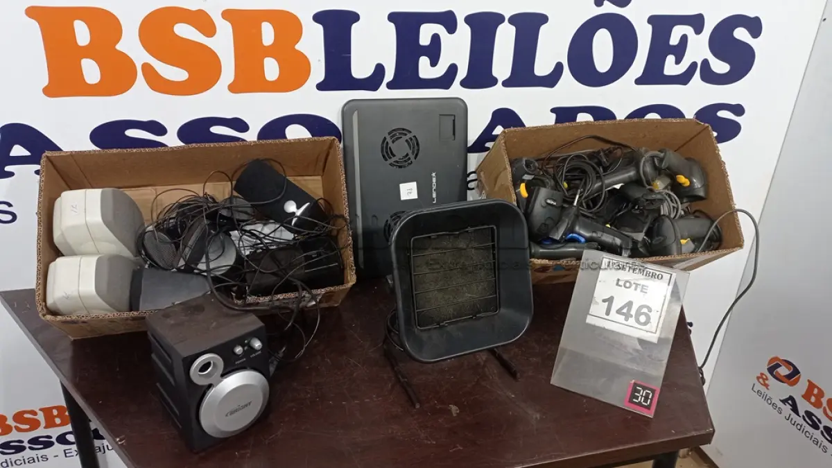LOTE 146 - 01 LOTE COM VÁRIAS CAIXAS DE SOM, LEITORAS DE CÓDIGO DE BARRAS, 01 COOLER DE NOTEBOOK E 01 EXAUSTOR DE BANCADA. (NO ESTADO) ATENÇÃO! FAZER A VISITAÇÃO ANTES DE ARREMATAR, NÃO SABEMOS SE FUNCIONA, LEILÃO NÃO TEM GARANTIA E NEM DEVOLUÇÃO, SUJEITO A POSSÍVEIS AVARIAS VISÍVEIS/OCULTAS E/OU AUSÊNCIA DE COMPONENTES.