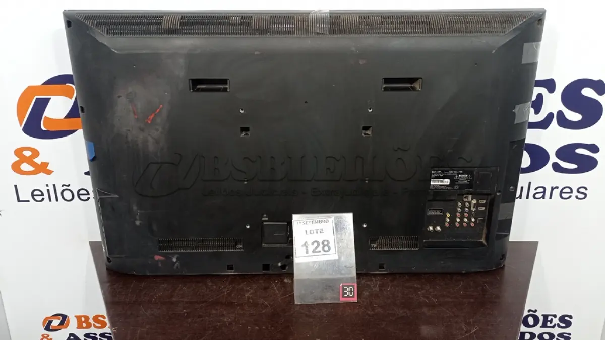 LOTE 128 - 01 TV LCD 46’’ MARCA SONY. (NO ESTADO) ATENÇÃO! FAZER A VISITAÇÃO ANTES DE ARREMATAR, NÃO SABEMOS SE FUNCIONA, LEILÃO NÃO TEM GARANTIA E NEM DEVOLUÇÃO, SUJEITO A POSSÍVEIS AVARIAS VISÍVEIS/OCULTAS E/OU AUSÊNCIA DE COMPONENTES.