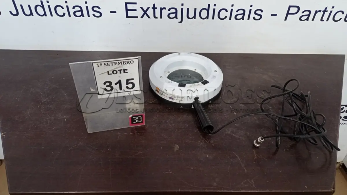 LOTE 315 - 01 LUMINÁRIA COM LUPA. (NO ESTADO) ATENÇÃO! FAZER A VISITAÇÃO ANTES DE ARREMATAR, NÃO SABEMOS SE FUNCIONA, LEILÃO NÃO TEM GARANTIA E NEM DEVOLUÇÃO, SUJEITO A POSSÍVEIS AVARIAS VISÍVEIS/OCULTAS E/OU AUSÊNCIA DE COMPONENTES.