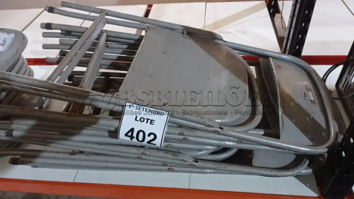 LOTE 402 - 08 CADEIRAS DOBRÁVEIS DE FERRO. (NO ESTADO) ATENÇÃO! FAZER A VISITAÇÃO ANTES DE ARREMATAR, NÃO SABEMOS SE FUNCIONA. LEILÃO NÃO TEM GARANTIA E NEM DEVOLUÇÃO, SUJEITO A POSSÍVEIS AVARIAS VISÍVEIS/OCULTAS E/OU AUSÊNCIA DE COMPONENTES.
