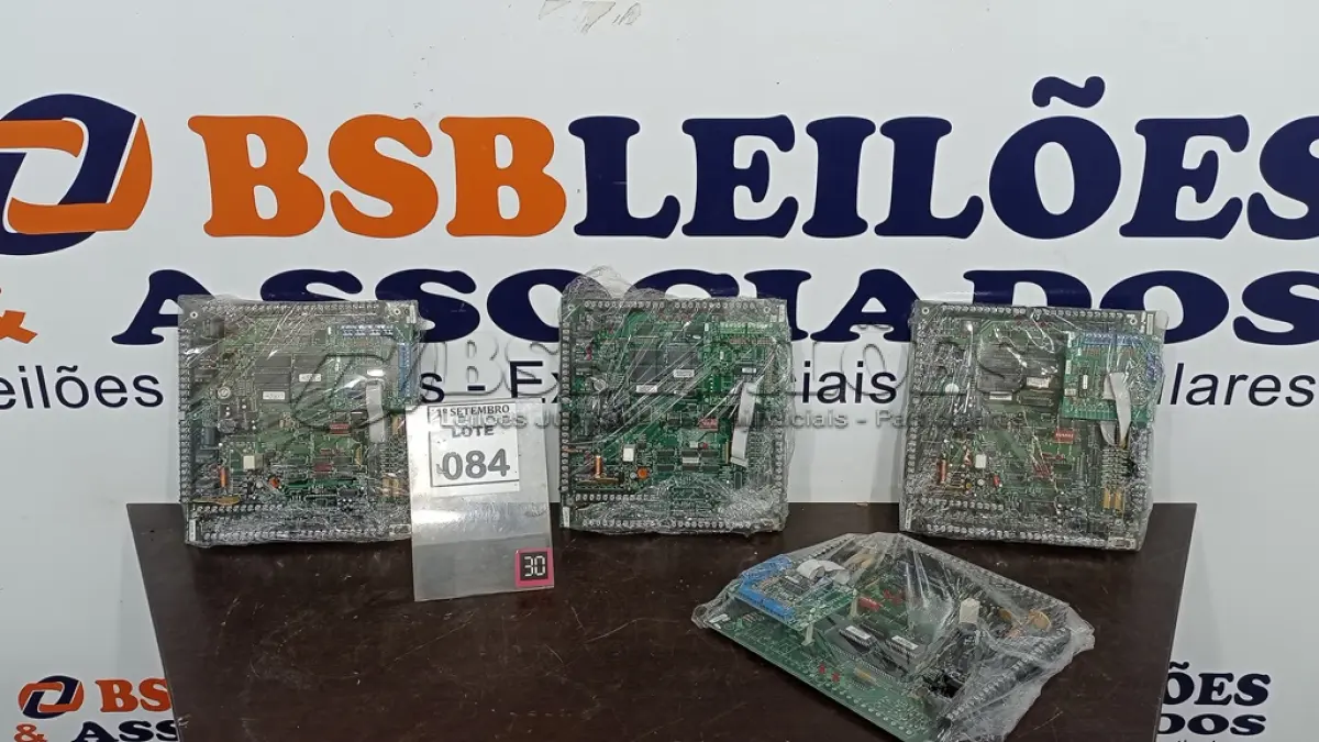 LOTE 084 - 04 PLACAS MÃE. (NO ESTADO) ATENÇÃO! FAZER A VISITAÇÃO ANTES DE ARREMATAR, NÃO SABEMOS SE FUNCIONA, LEILÃO NÃO TEM GARANTIA E NEM DEVOLUÇÃO, SUJEITO A POSSÍVEIS AVARIAS VISÍVEIS/OCULTAS E/OU AUSÊNCIA DE COMPONENTES.