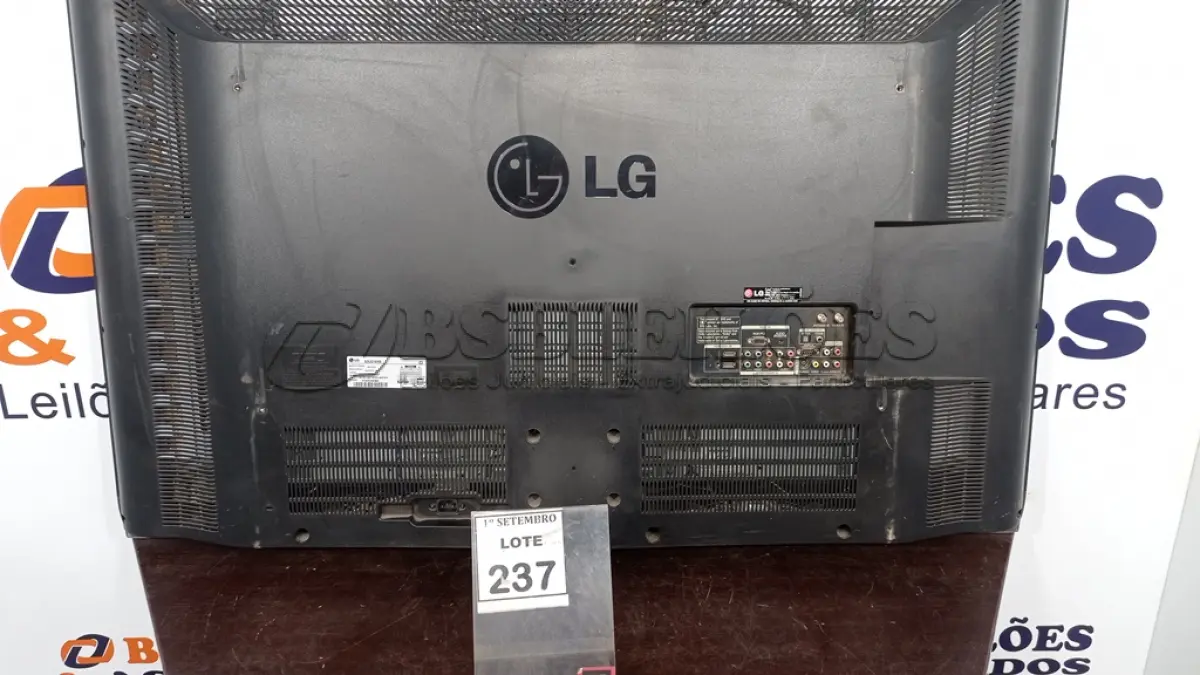 LOTE 237 - 01 TV LCD 52’’. (NO ESTADO) ATENÇÃO! FAZER A VISITAÇÃO ANTES DE ARREMATAR, NÃO SABEMOS SE FUNCIONA, LEILÃO NÃO TEM GARANTIA E NEM DEVOLUÇÃO, SUJEITO A POSSÍVEIS AVARIAS VISÍVEIS/OCULTAS E/OU AUSÊNCIA DE COMPONENTES