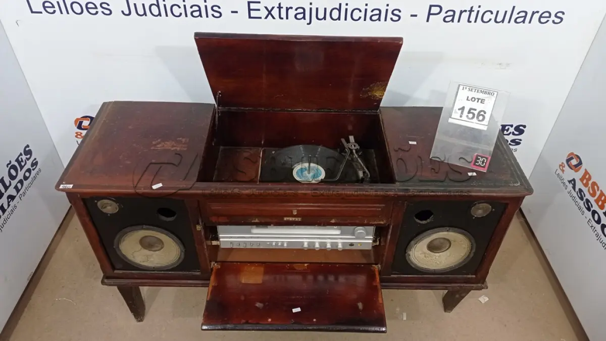 LOTE 156 - 01 VITROLA ANTIGA STÉREO FUNCIONAL, VINIL AMPLIFICADOR, CAIXAS EMBUTIDAS MARCA PHILIPS. (NO ESTADO) ATENÇÃO! FAZER A VISITAÇÃO ANTES DE ARREMATAR, NÃO SABEMOS SE FUNCIONA, LEILÃO NÃO TEM GARANTIA E NEM DEVOLUÇÃO, SUJEITO A POSSÍVEIS AVARIAS VISÍVEIS/OCULTAS E/OU AUSÊNCIA DE COMPONENTES.