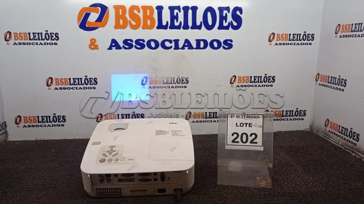 LOTE 202 - 01 PROJETOR COM CABOS MARCA NEC. (NO ESTADO) ATENÇÃO! FAZER A VISITAÇÃO ANTES DE ARREMATAR, NÃO SABEMOS SE FUNCIONA, LEILÃO NÃO TEM GARANTIA E NEM DEVOLUÇÃO, SUJEITO A POSSÍVEIS AVARIAS VISÍVEIS/OCULTAS E/OU AUSÊNCIA DE COMPONENTES