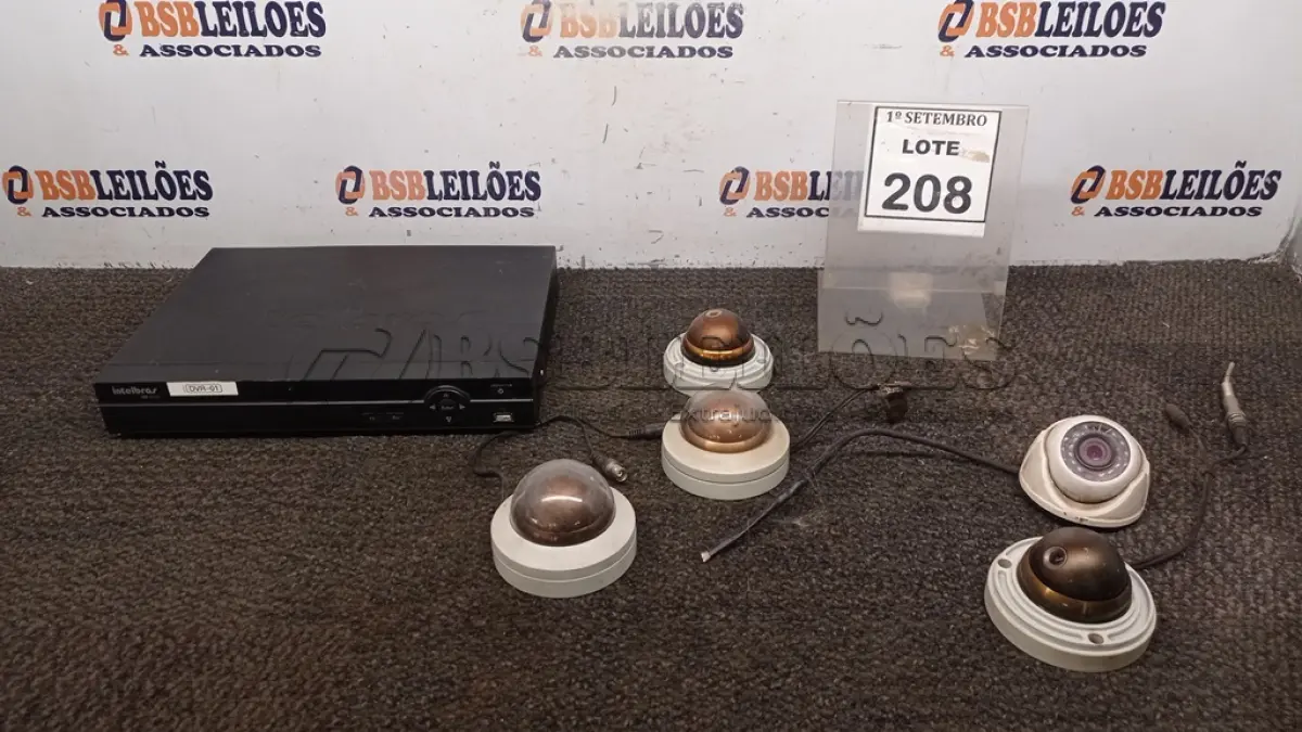 LOTE 208 - 01 DVR E 05 CÂMERAS DE MONITORAMENTO. (NO ESTADO) ATENÇÃO! FAZER A VISITAÇÃO ANTES DE ARREMATAR, NÃO SABEMOS SE FUNCIONA, LEILÃO NÃO TEM GARANTIA E NEM DEVOLUÇÃO, SUJEITO A POSSÍVEIS AVARIAS VISÍVEIS/OCULTAS E/OU AUSÊNCIA DE COMPONENTES