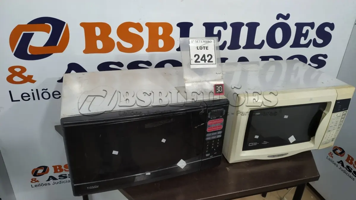 LOTE 242 - 02 MICRO-ONDAS. (NO ESTADO) ATENÇÃO! FAZER A VISITAÇÃO ANTES DE ARREMATAR, NÃO SABEMOS SE FUNCIONA, LEILÃO NÃO TEM GARANTIA E NEM DEVOLUÇÃO, SUJEITO A POSSÍVEIS AVARIAS VISÍVEIS/OCULTAS E/OU AUSÊNCIA DE COMPONENTES