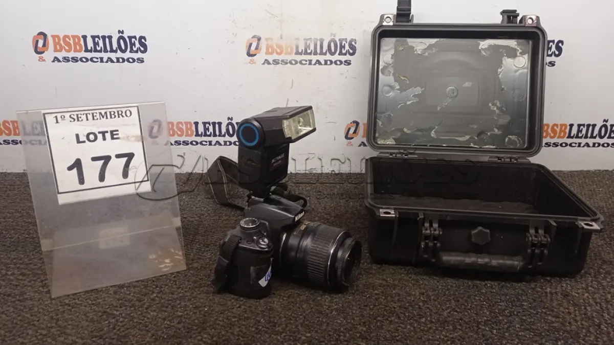 LOTE 177 - 01 CÂMERA NIKON D300 COM FLASH E CASE. (NO ESTADO) ATENÇÃO! FAZER A VISITAÇÃO ANTES DE ARREMATAR, NÃO SABEMOS SE FUNCIONA, LEILÃO NÃO TEM GARANTIA E NEM DEVOLUÇÃO, SUJEITO A POSSÍVEIS AVARIAS VISÍVEIS/OCULTAS E/OU AUSÊNCIA DE COMPONENTES