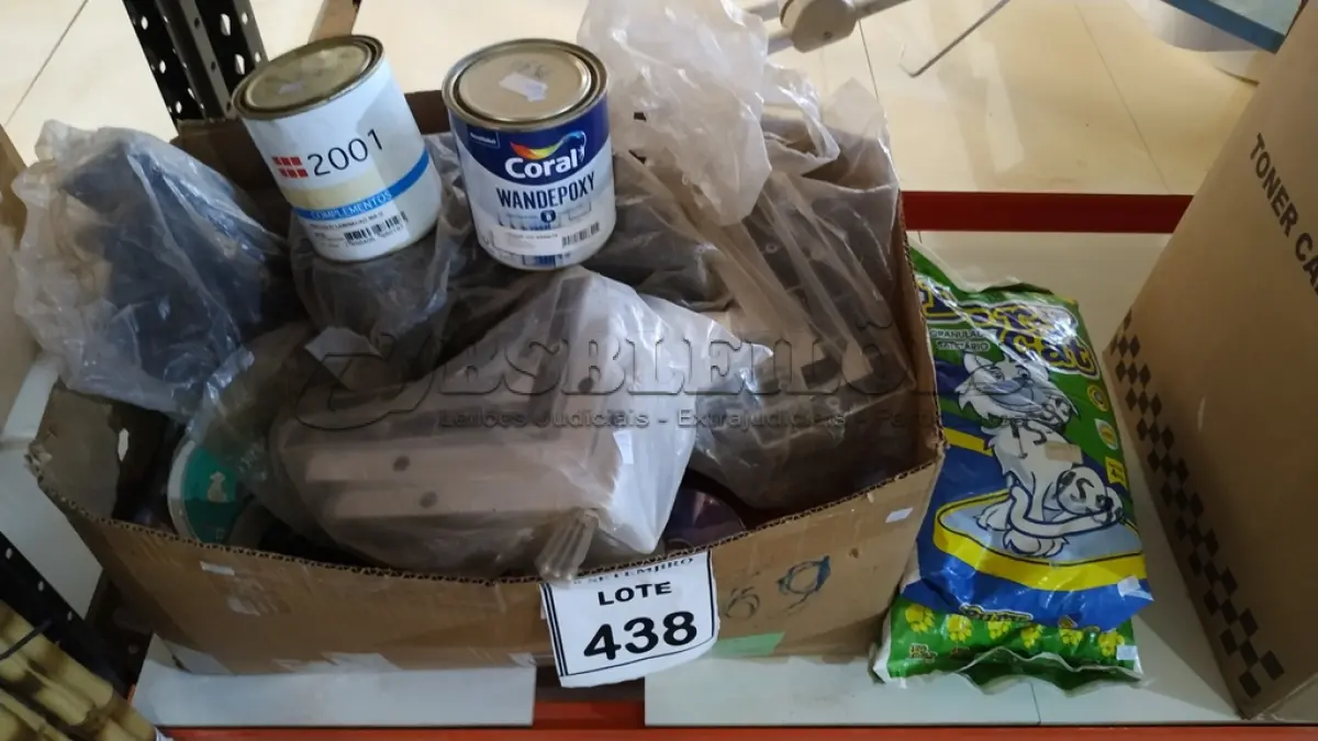 LOTE 438 - 03 PACOTES DE GRANULADOS SANITÁRIO COM 4KG CADA,24 PEÇAS DE MÃO FRANCESA DE PLÁSTICO E GRANDE QUANTIDADE DE DVD E CDS DIVERSOS. (NO ESTADO) ATENÇÃO! FAZER A VISITAÇÃO ANTES DE ARREMATAR, NÃO SABEMOS SE FUNCIONA, LEILÃO NÃO TEM GARANTIA E NEM DEVOLUÇÃO, SUJEITO A POSSÍVEIS AVARIAS VISÍVEIS/OCULTAS E/OU AUSÊNCIA DE COMPONENTES.