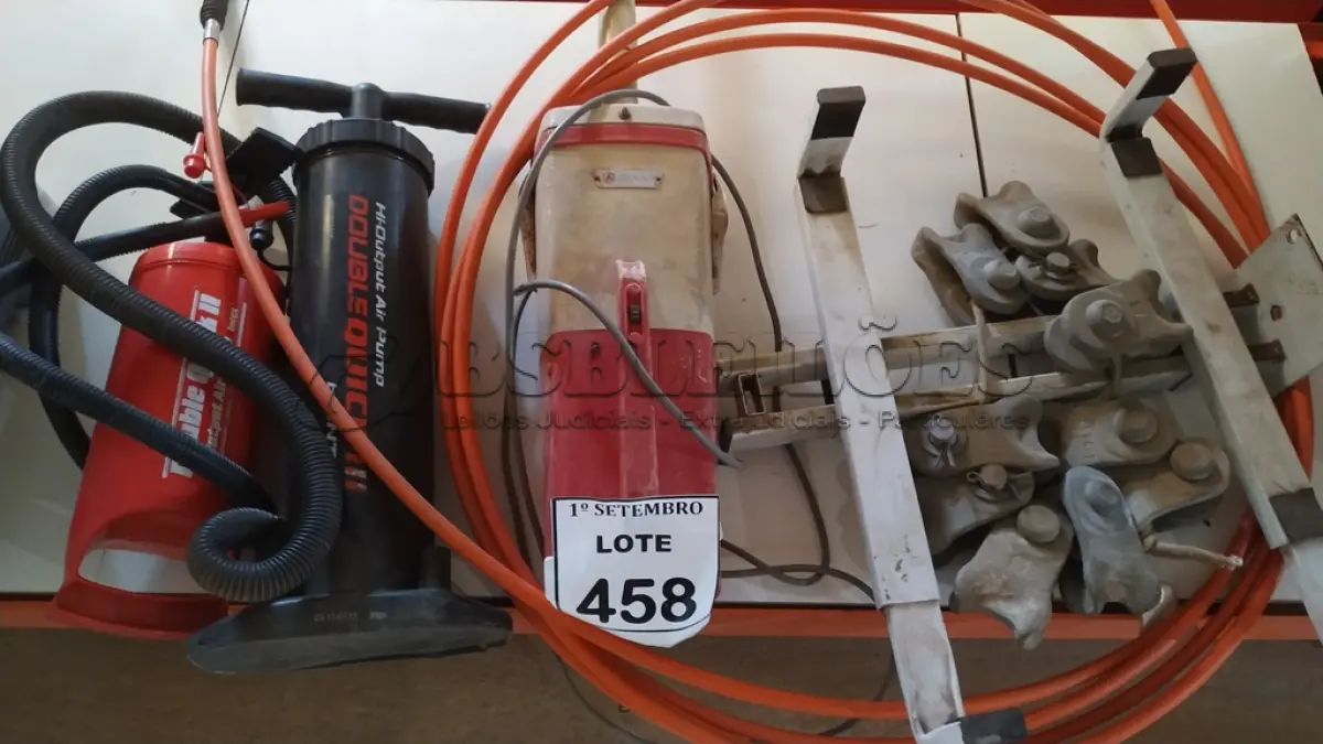 LOTE 458 - 01 ASPIRADOR DE PÓ, 02 BOMBAS PARA ENCHER COLCHÃO INFLÁVEL, 01 CABO DE COMANDO, 10 MANILHAS/SAPATILHAS PARA CABO E 01 SUPORTE PARA MICRO-ONDAS. (NO ESTADO) ATENÇÃO! FAZER A VISITAÇÃO ANTES DE ARREMATAR, NÃO SABEMOS SE FUNCIONA, LEILÃO NÃO TEM GARANTIA E NEM DEVOLUÇÃO, SUJEITO A POSSÍVEIS AVARIAS VISÍVEIS/OCULTAS E/OU AUSÊNCIA DE COMPONENTES.