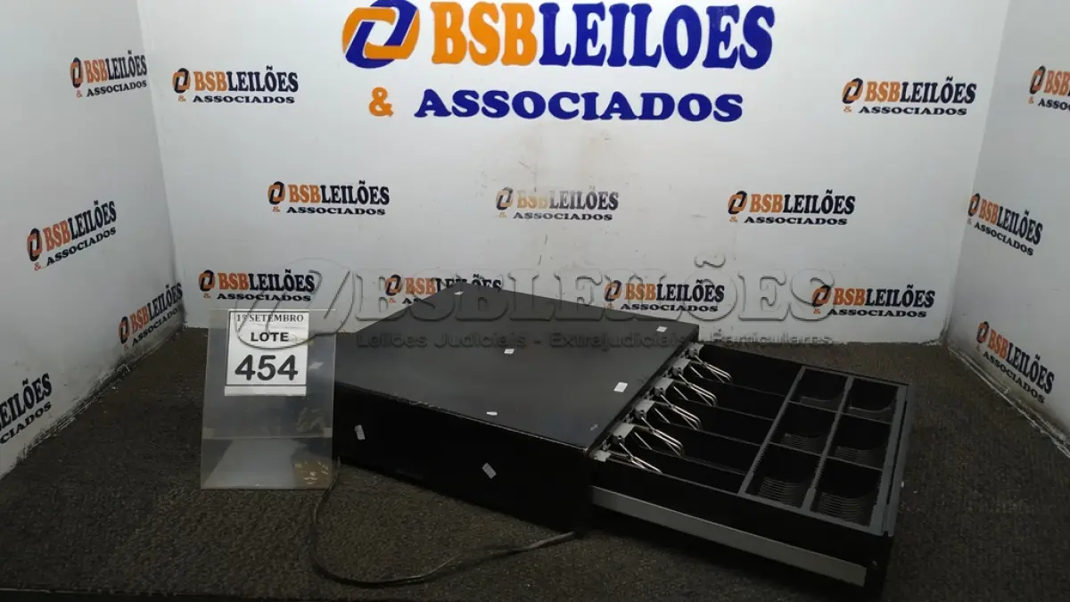LOTE 454 - 01 GAVETA DE DINHEIRO. (NO ESTADO) ATENÇÃO! FAZER A VISITAÇÃO ANTES DE ARREMATAR, NÃO SABEMOS SE FUNCIONA, LEILÃO NÃO TEM GARANTIA E NEM DEVOLUÇÃO, SUJEITO A POSSÍVEIS AVARIAS VISÍVEIS/OCULTAS E/OU AUSÊNCIA DE COMPONENTES.
