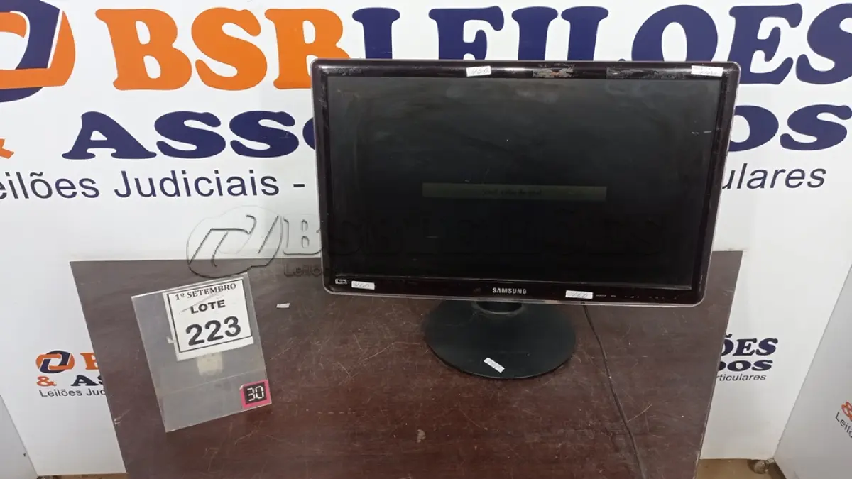 LOTE 223 - 01 MONITOR SAMSUNG. (NO ESTADO) ATENÇÃO! FAZER A VISITAÇÃO ANTES DE ARREMATAR, NÃO SABEMOS SE FUNCIONA, LEILÃO NÃO TEM GARANTIA E NEM DEVOLUÇÃO, SUJEITO A POSSÍVEIS AVARIAS VISÍVEIS/OCULTAS E/OU AUSÊNCIA DE COMPONENTES