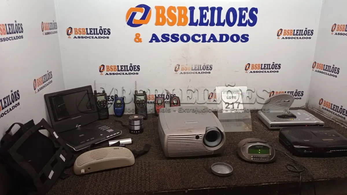 LOTE 217 - 01 DVD PORTÁTIL MARCA POWERPACK, 01 PROJETOR MULTIMIDIA MODELO SCREEN PLAY 4805 MARCA INFOCUS 05 RÁDIOS COMUNICADORES, 02 RELÓGIOS/RADIO, 02 CAIXINHAS DE SOM E 01 AMPLIFICADOR DE VOZ INCOMPLETO E 01 APARELHO DE DVD. (NO ESTADO) ATENÇÃO! FAZER A VISITAÇÃO ANTES DE ARREMATAR, NÃO SABEMOS SE FUNCIONA, LEILÃO NÃO TEM GARANTIA E NEM DEVOLUÇÃO, SUJEITO A POSSÍVEIS AVARIAS VISÍVEIS/OCULTAS E/OU AUSÊNCIA DE COMPONENTES