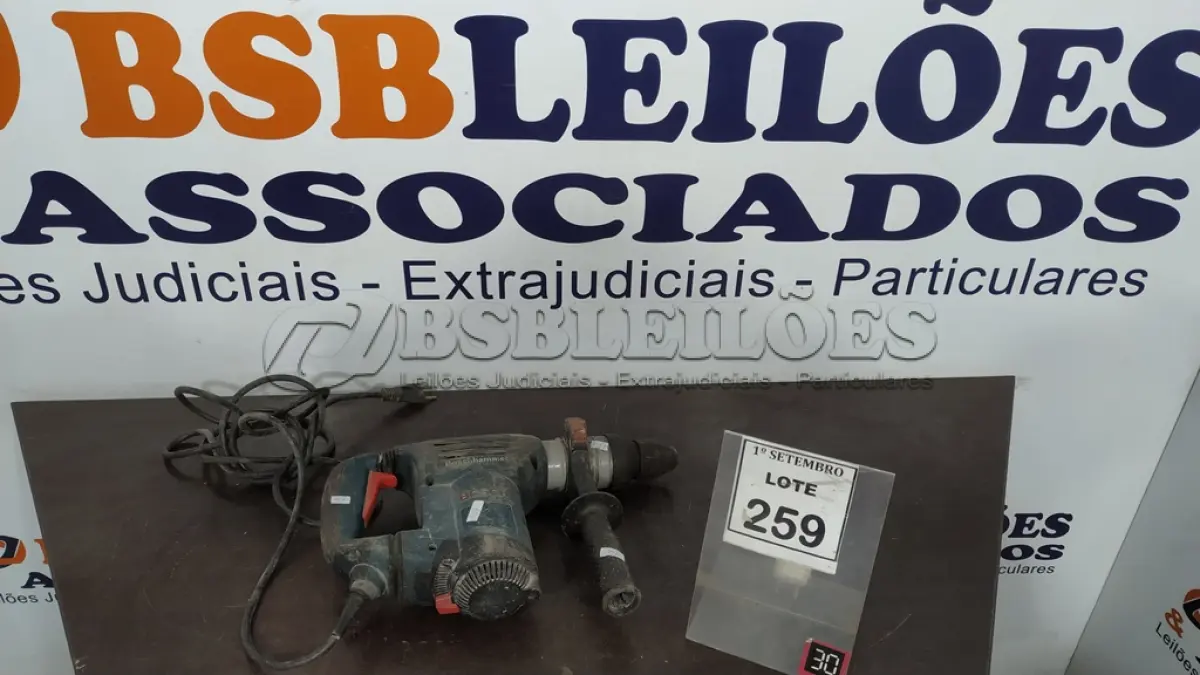 LOTE 259 - 01 MARTELETE BOSH. (NO ESTADO) ATENÇÃO! FAZER A VISITAÇÃO ANTES DE ARREMATAR, NÃO SABEMOS SE FUNCIONA, LEILÃO NÃO TEM GARANTIA E NEM DEVOLUÇÃO, SUJEITO A POSSÍVEIS AVARIAS VISÍVEIS/OCULTAS E/OU AUSÊNCIA DE COMPONENTES