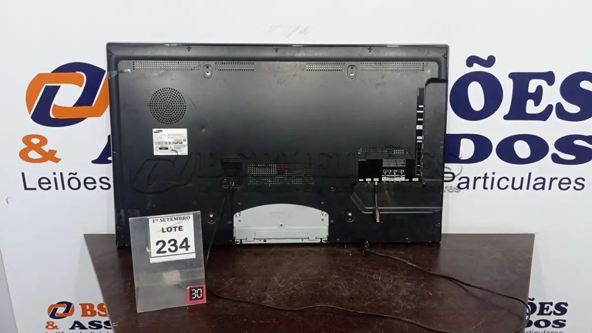 LOTE 234 - 01 TV LCD 40’ MARCA SAMSUNG. (NO ESTADO) ATENÇÃO! FAZER A VISITAÇÃO ANTES DE ARREMATAR, NÃO SABEMOS SE FUNCIONA, LEILÃO NÃO TEM GARANTIA E NEM DEVOLUÇÃO, SUJEITO A POSSÍVEIS AVARIAS VISÍVEIS/OCULTAS E/OU AUSÊNCIA DE COMPONENTES