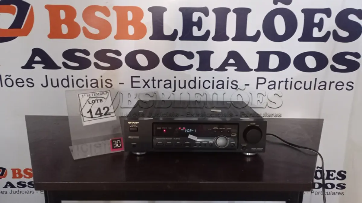 LOTE 142 - 01 HOME THEATER MARCA SHARP. (NO ESTADO) ATENÇÃO! FAZER A VISITAÇÃO ANTES DE ARREMATAR, NÃO SABEMOS SE FUNCIONA, LEILÃO NÃO TEM GARANTIA E NEM DEVOLUÇÃO, SUJEITO A POSSÍVEIS AVARIAS VISÍVEIS/OCULTAS E/OU AUSÊNCIA DE COMPONENTES.