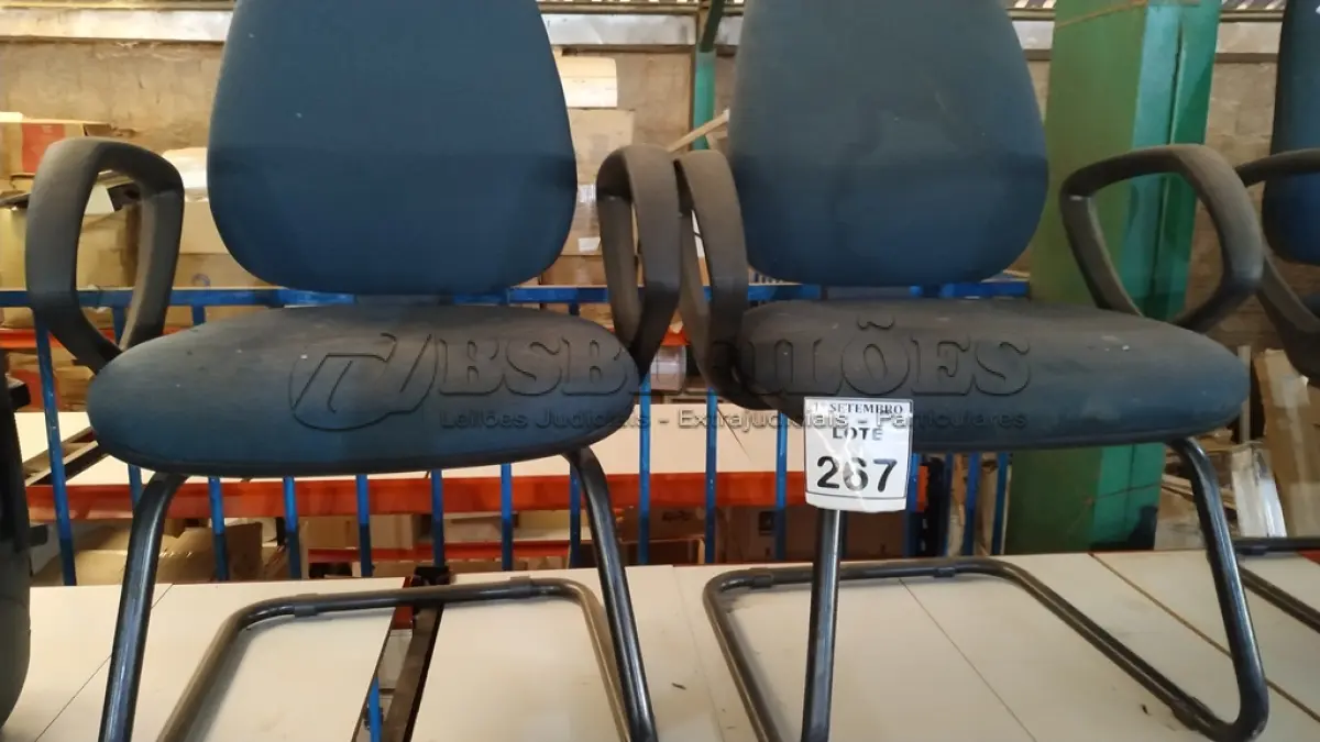 LOTE 267 - 02 CADEIRAS EXECUTIVAS COM PÉS FIXOS. (NO ESTADO) ATENÇÃO! FAZER A VISITAÇÃO ANTES DE ARREMATAR, NÃO SABEMOS SE FUNCIONA, LEILÃO NÃO TEM GARANTIA E NEM DEVOLUÇÃO, SUJEITO A POSSÍVEIS AVARIAS VISÍVEIS/OCULTAS E/OU AUSÊNCIA DE COMPONENTES.
