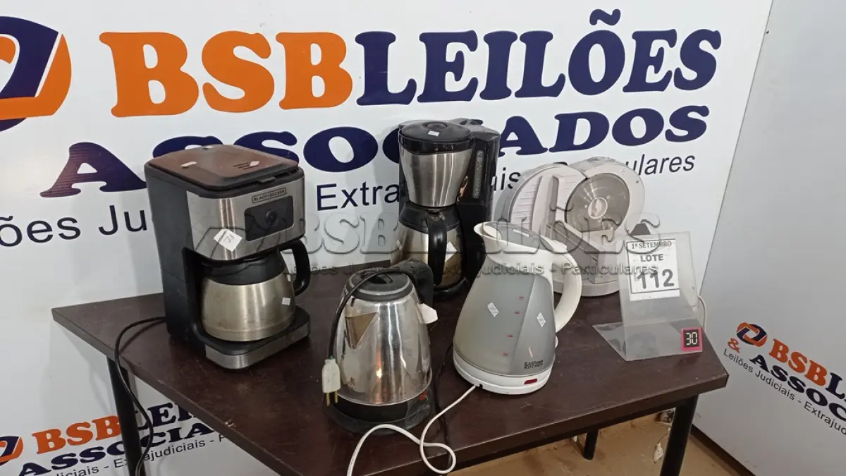 LOTE 112 - 02 CAFETEIRAS, 02 GARRAFAS TÉRMICAS, 02 SANDUICHEIRAS E 01 FATIADOR DE FRIOS. (NO ESTADO) ATENÇÃO! FAZER A VISITAÇÃO ANTES DE ARREMATAR, NÃO SABEMOS SE FUNCIONA, LEILÃO NÃO TEM GARANTIA E NEM DEVOLUÇÃO, SUJEITO A POSSÍVEIS AVARIAS VISÍVEIS/OCULTAS E/OU AUSÊNCIA DE COMPONENTES.
