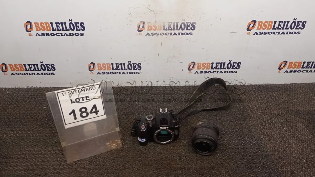 LOTE 184 - 01 CÂMERA NIKON D300 COM LENTE. (NO ESTADO) ATENÇÃO! FAZER A VISITAÇÃO ANTES DE ARREMATAR, NÃO SABEMOS SE FUNCIONA, LEILÃO NÃO TEM GARANTIA E NEM DEVOLUÇÃO, SUJEITO A POSSÍVEIS AVARIAS VISÍVEIS/OCULTAS E/OU AUSÊNCIA DE COMPONENTES