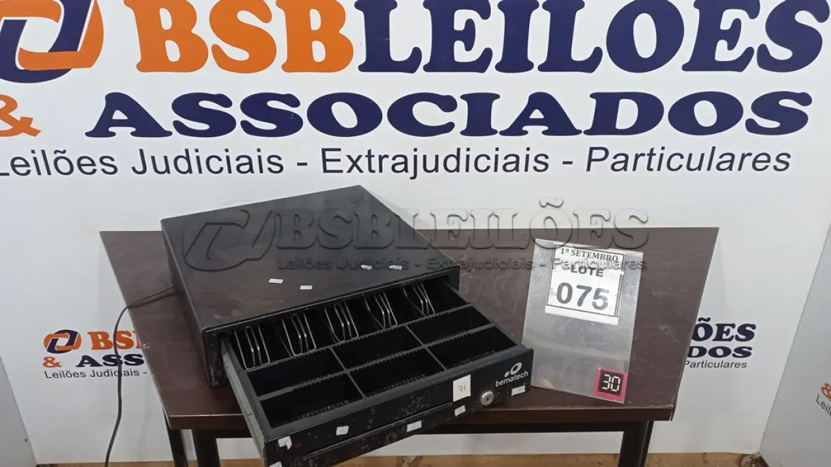 LOTE 075 - 01 GAVETA DE DINHEIRO. (NO ESTADO) ATENÇÃO! FAZER A VISITAÇÃO ANTES DE ARREMATAR, NÃO SABEMOS SE FUNCIONA, LEILÃO NÃO TEM GARANTIA E NEM DEVOLUÇÃO, SUJEITO A POSSÍVEIS AVARIAS VISÍVEIS/OCULTAS E/OU AUSÊNCIA DE COMPONENTES.