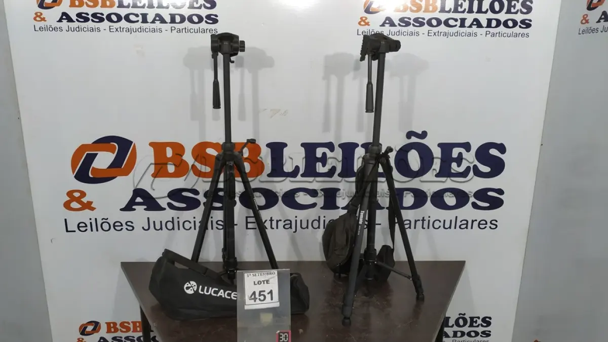 LOTE 451 - 02 TRIPÉS PARA CÂMERAS MARCA TOMATE. (NO ESTADO) ATENÇÃO! FAZER A VISITAÇÃO ANTES DE ARREMATAR, NÃO SABEMOS SE FUNCIONA, LEILÃO NÃO TEM GARANTIA E NEM DEVOLUÇÃO, SUJEITO A POSSÍVEIS AVARIAS VISÍVEIS/OCULTAS E/OU AUSÊNCIA DE COMPONENTES.