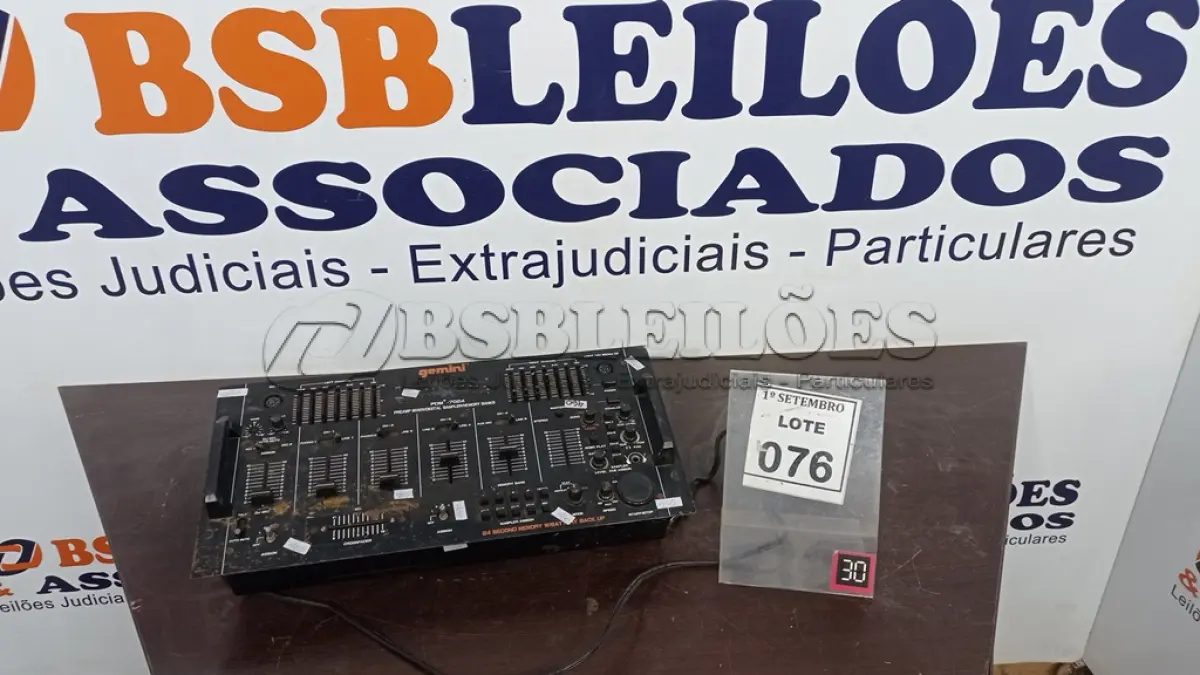 LOTE 076 - 01 MESA DE SOM GEMINI. (NO ESTADO) ATENÇÃO! FAZER A VISITAÇÃO ANTES DE ARREMATAR, NÃO SABEMOS SE FUNCIONA, LEILÃO NÃO TEM GARANTIA E NEM DEVOLUÇÃO, SUJEITO A POSSÍVEIS AVARIAS VISÍVEIS/OCULTAS E/OU AUSÊNCIA DE COMPONENTES.