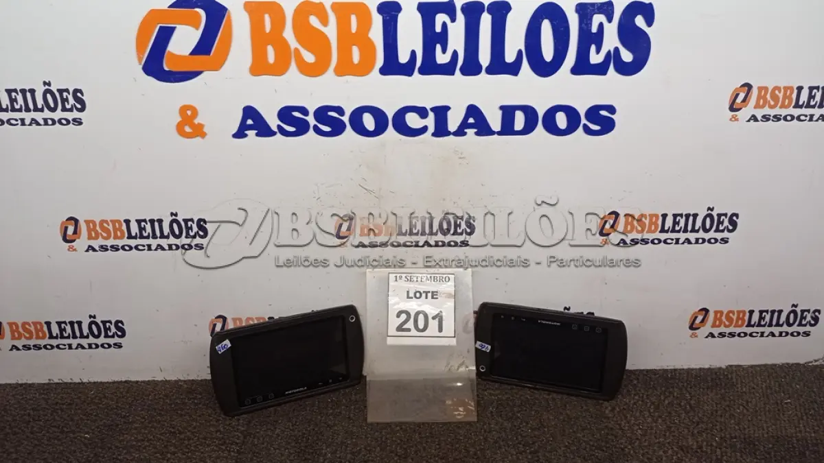 LOTE 201 - 02 TABLETS MARCA MOTOROLA. (NO ESTADO) ATENÇÃO! FAZER A VISITAÇÃO ANTES DE ARREMATAR, NÃO SABEMOS SE FUNCIONA, LEILÃO NÃO TEM GARANTIA E NEM DEVOLUÇÃO, SUJEITO A POSSÍVEIS AVARIAS VISÍVEIS/OCULTAS E/OU AUSÊNCIA DE COMPONENTES