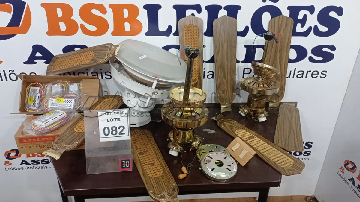 LOTE 082 - 03 VENTILADORES DE TETO E 01 CAIXA COM GRANDE QUANTIDADE DE REATORES. (NO ESTADO) ATENÇÃO! FAZER A VISITAÇÃO ANTES DE ARREMATAR, NÃO SABEMOS SE FUNCIONA, LEILÃO NÃO TEM GARANTIA E NEM DEVOLUÇÃO, SUJEITO A POSSÍVEIS AVARIAS VISÍVEIS/OCULTAS E/OU AUSÊNCIA DE COMPONENTES.
