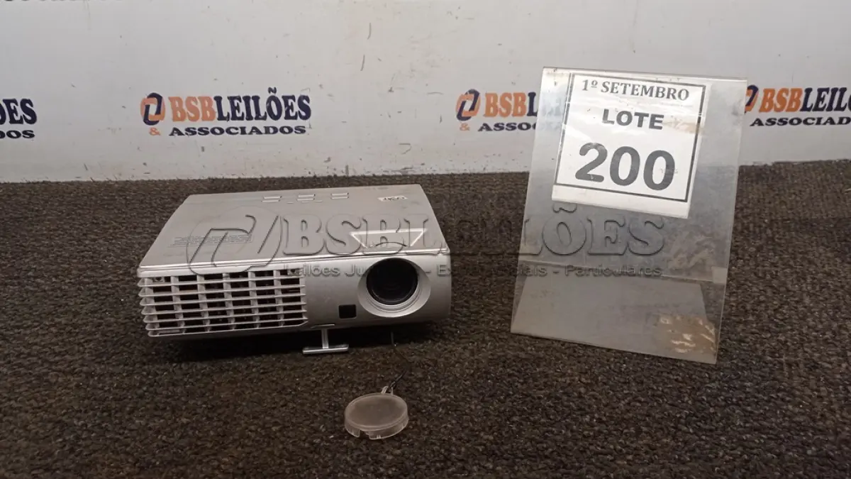 LOTE 200 - 01 PROJETOR MARCA LG. (NO ESTADO) ATENÇÃO! FAZER A VISITAÇÃO ANTES DE ARREMATAR, NÃO SABEMOS SE FUNCIONA, LEILÃO NÃO TEM GARANTIA E NEM DEVOLUÇÃO, SUJEITO A POSSÍVEIS AVARIAS VISÍVEIS/OCULTAS E/OU AUSÊNCIA DE COMPONENTES