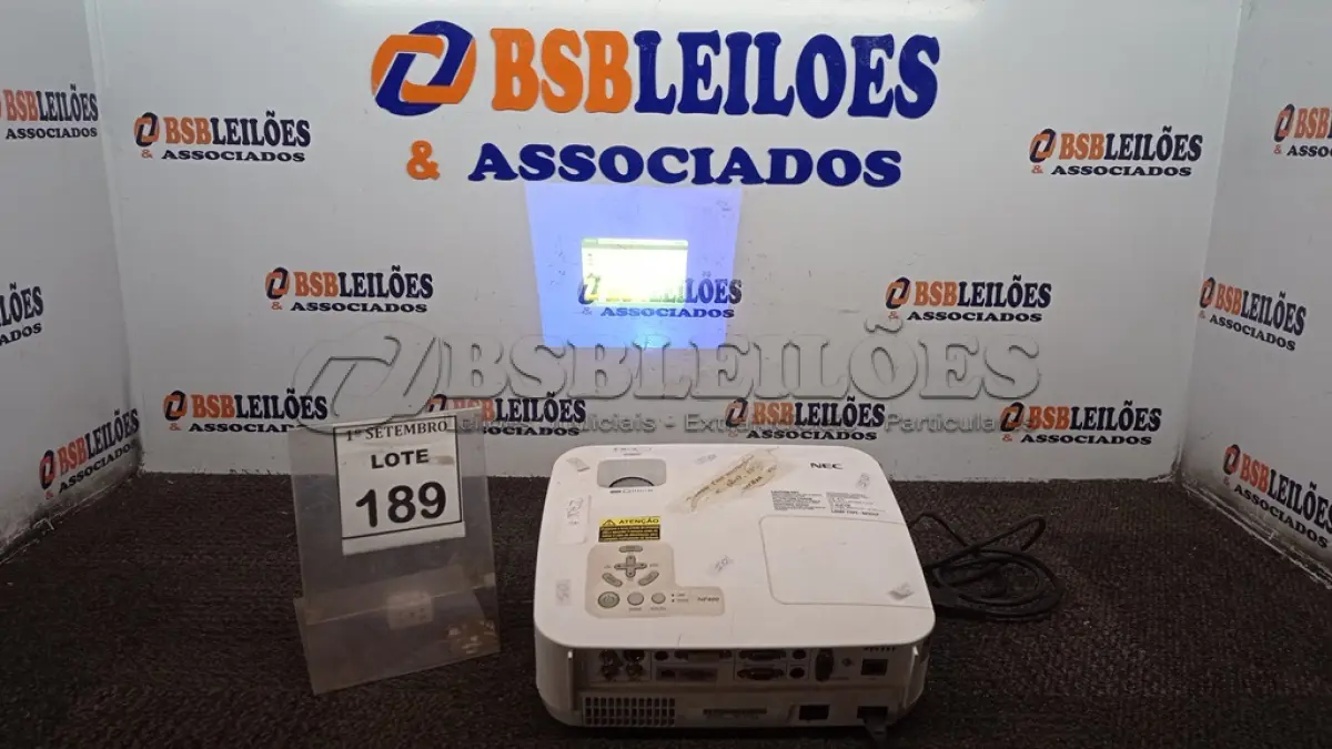 LOTE 189 - 01 PROJETOR COM CABOS MARCA NEC. (NO ESTADO) ATENÇÃO! FAZER A VISITAÇÃO ANTES DE ARREMATAR, NÃO SABEMOS SE FUNCIONA, LEILÃO NÃO TEM GARANTIA E NEM DEVOLUÇÃO, SUJEITO A POSSÍVEIS AVARIAS VISÍVEIS/OCULTAS E/OU AUSÊNCIA DE COMPONENTES