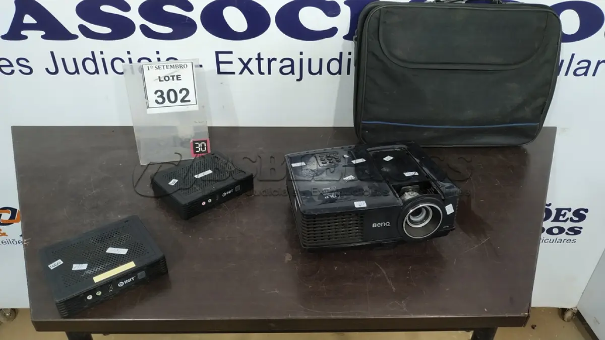 LOTE 302 - 01 PROJETOR MARCA BENQ, 02 MINIS PC MARCA INIT E 01 MALETA. (NO ESTADO) ATENÇÃO! FAZER A VISITAÇÃO ANTES DE ARREMATAR, NÃO SABEMOS SE FUNCIONA, LEILÃO NÃO TEM GARANTIA E NEM DEVOLUÇÃO, SUJEITO A POSSÍVEIS AVARIAS VISÍVEIS/OCULTAS E/OU AUSÊNCIA DE COMPONENTES.