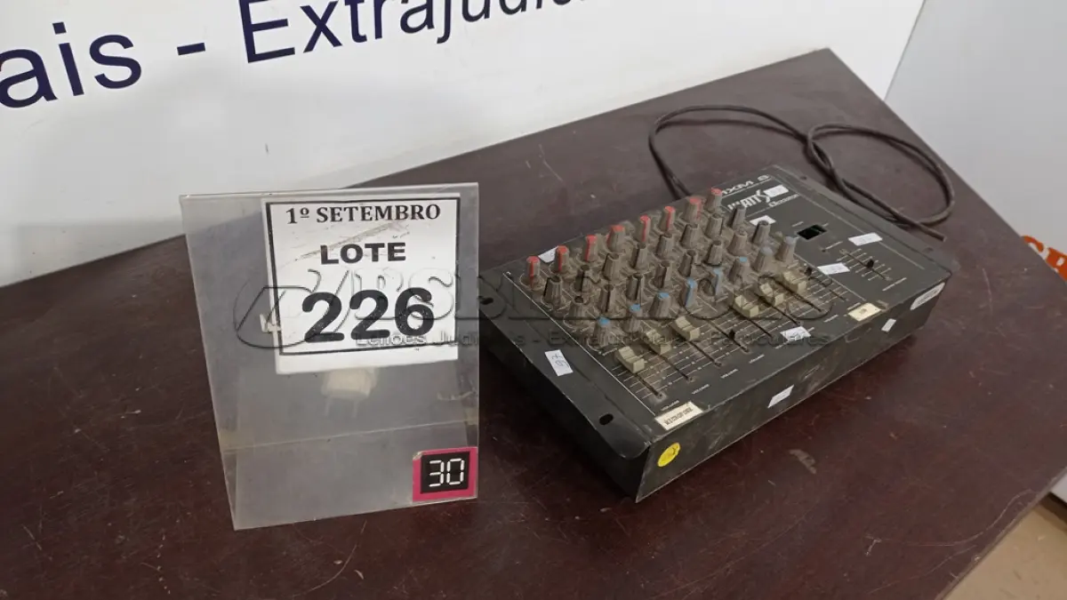 LOTE 226 - 01 MESA DE SOM MXM 8. (NO ESTADO) ATENÇÃO! FAZER A VISITAÇÃO ANTES DE ARREMATAR, NÃO SABEMOS SE FUNCIONA, LEILÃO NÃO TEM GARANTIA E NEM DEVOLUÇÃO, SUJEITO A POSSÍVEIS AVARIAS VISÍVEIS/OCULTAS E/OU AUSÊNCIA DE COMPONENTES