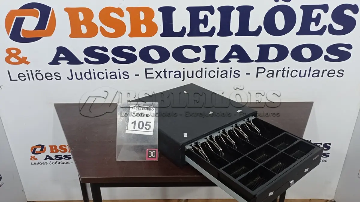 LOTE 105 - 01 GAVETA DE DINHEIRO. (NO ESTADO) ATENÇÃO! FAZER A VISITAÇÃO ANTES DE ARREMATAR, NÃO SABEMOS SE FUNCIONA, LEILÃO NÃO TEM GARANTIA E NEM DEVOLUÇÃO, SUJEITO A POSSÍVEIS AVARIAS VISÍVEIS/OCULTAS E/OU AUSÊNCIA DE COMPONENTES.