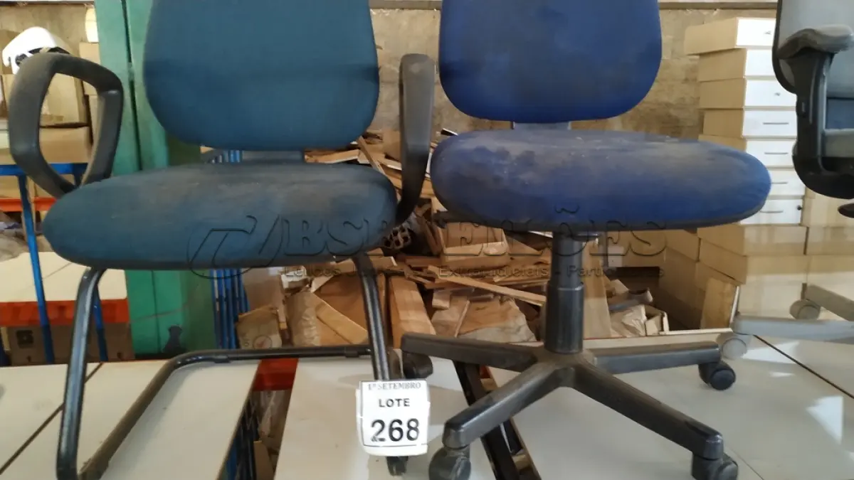 LOTE 268 - 02 CADEIRAS EXECUTIVAS SENDO 01 COM RODINHAS. (NO ESTADO) ATENÇÃO! FAZER A VISITAÇÃO ANTES DE ARREMATAR, NÃO SABEMOS SE FUNCIONA, LEILÃO NÃO TEM GARANTIA E NEM DEVOLUÇÃO, SUJEITO A POSSÍVEIS AVARIAS VISÍVEIS/OCULTAS E/OU AUSÊNCIA DE COMPONENTES.
