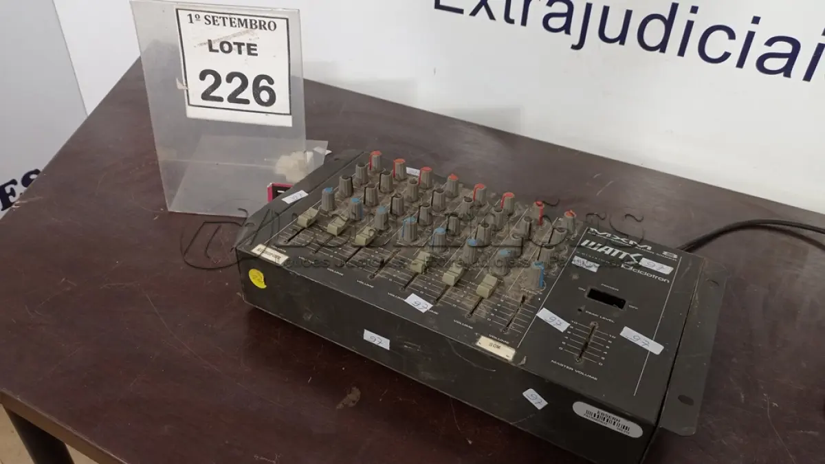LOTE 226 - 01 MESA DE SOM MXM 8. (NO ESTADO) ATENÇÃO! FAZER A VISITAÇÃO ANTES DE ARREMATAR, NÃO SABEMOS SE FUNCIONA, LEILÃO NÃO TEM GARANTIA E NEM DEVOLUÇÃO, SUJEITO A POSSÍVEIS AVARIAS VISÍVEIS/OCULTAS E/OU AUSÊNCIA DE COMPONENTES