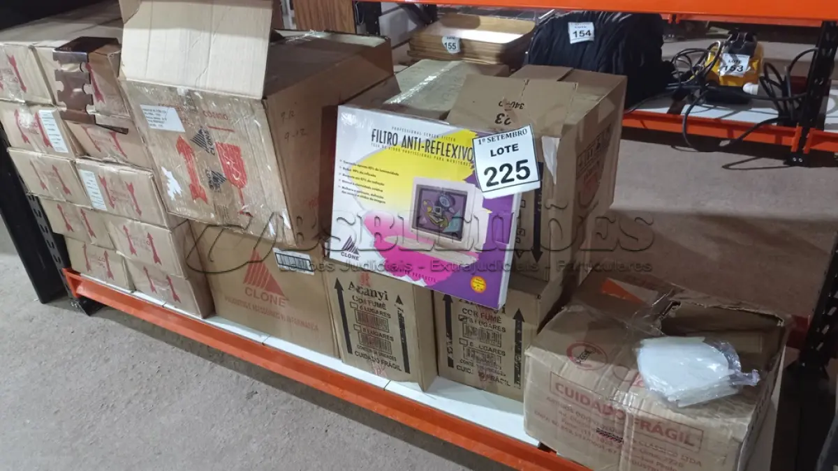 LOTE 225 - 01 LOTE COM GRANDE QUANTIDADE DE CAPAS PARA CD, PORTA CARIMBOS E FILTROS ANTI-REFLEXÍVEL. (NO ESTADO) ATENÇÃO! FAZER A VISITAÇÃO ANTES DE ARREMATAR, NÃO SABEMOS SE FUNCIONA, LEILÃO NÃO TEM GARANTIA E NEM DEVOLUÇÃO, SUJEITO A POSSÍVEIS AVARIAS VISÍVEIS/OCULTAS E/OU AUSÊNCIA DE COMPONENTES