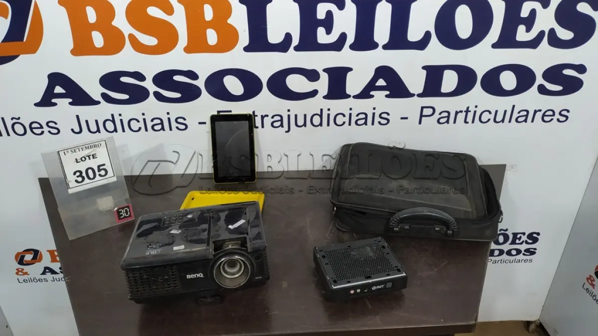 LOTE 305 - 01 PROJETOR MARCA BENQ, 01 MINI PC E 01 TABLET MARCA CCE. (NO ESTADO) ATENÇÃO! FAZER A VISITAÇÃO ANTES DE ARREMATAR, NÃO SABEMOS SE FUNCIONA, LEILÃO NÃO TEM GARANTIA E NEM DEVOLUÇÃO, SUJEITO A POSSÍVEIS AVARIAS VISÍVEIS/OCULTAS E/OU AUSÊNCIA DE COMPONENTES.
