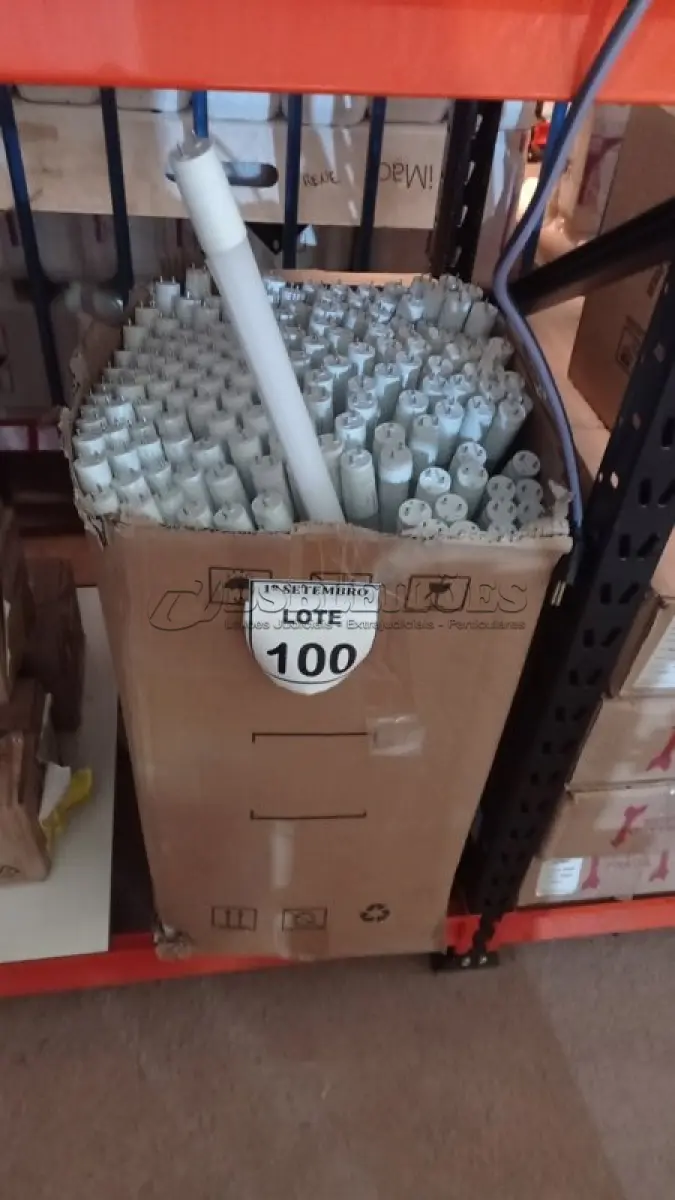 LOTE 100 - 01 LOTE COM GRANDE QUANTIDADE DE LÂMPADAS LED. (NO ESTADO) ATENÇÃO! FAZER A VISITAÇÃO ANTES DE ARREMATAR, NÃO SABEMOS SE FUNCIONA, LEILÃO NÃO TEM GARANTIA E NEM DEVOLUÇÃO, SUJEITO A POSSÍVEIS AVARIAS VISÍVEIS/OCULTAS E/OU AUSÊNCIA DE COMPONENTES.