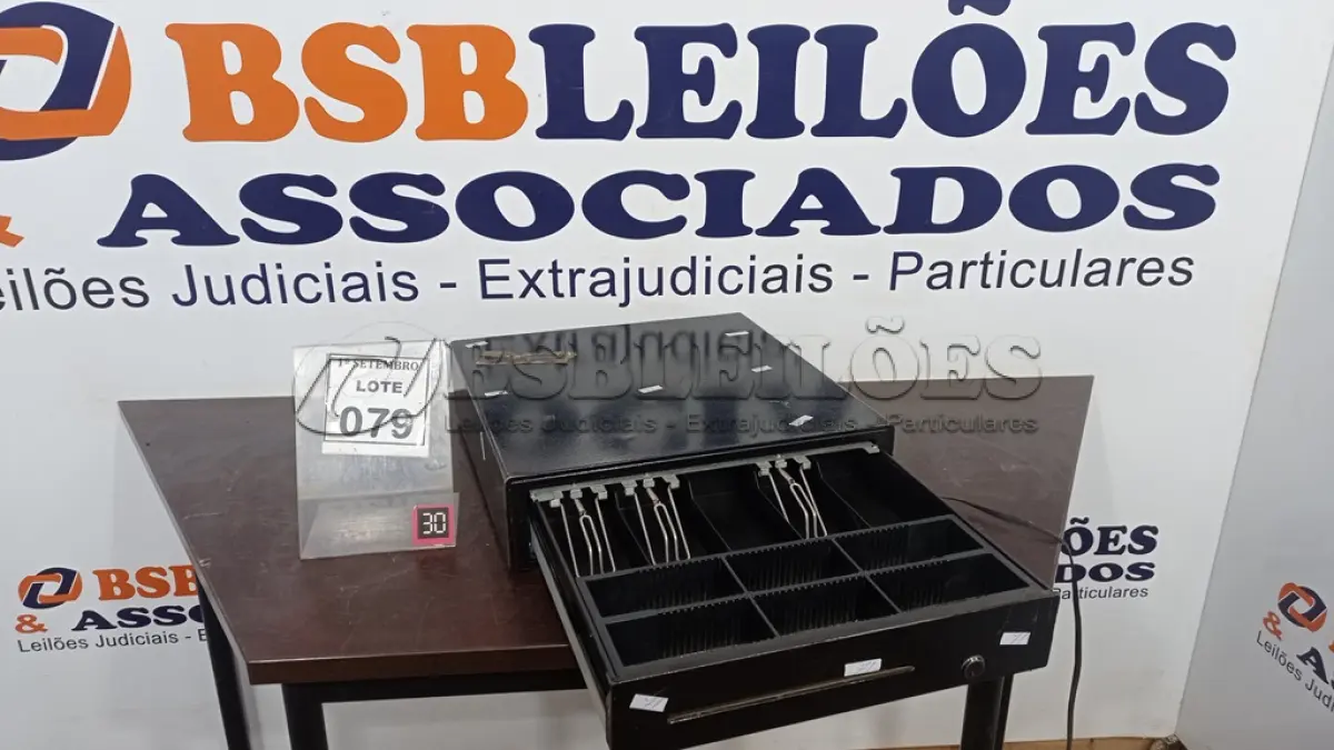 LOTE 079 - 01 GAVETA DE DINHEIRO. (NO ESTADO) ATENÇÃO! FAZER A VISITAÇÃO ANTES DE ARREMATAR, NÃO SABEMOS SE FUNCIONA, LEILÃO NÃO TEM GARANTIA E NEM DEVOLUÇÃO, SUJEITO A POSSÍVEIS AVARIAS VISÍVEIS/OCULTAS E/OU AUSÊNCIA DE COMPONENTES.