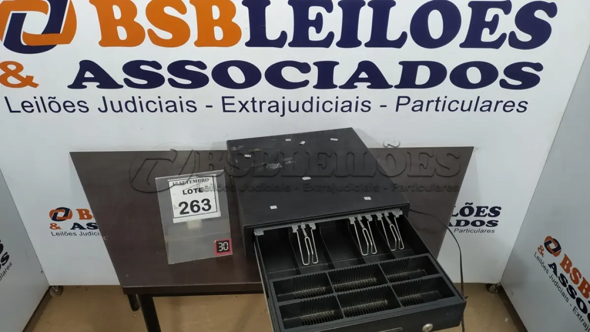LOTE 263 - 01 GAVETA DE DINHEIRO. (NO ESTADO) ATENÇÃO! FAZER A VISITAÇÃO ANTES DE ARREMATAR, NÃO SABEMOS SE FUNCIONA, LEILÃO NÃO TEM GARANTIA E NEM DEVOLUÇÃO, SUJEITO A POSSÍVEIS AVARIAS VISÍVEIS/OCULTAS E/OU AUSÊNCIA DE COMPONENTES.