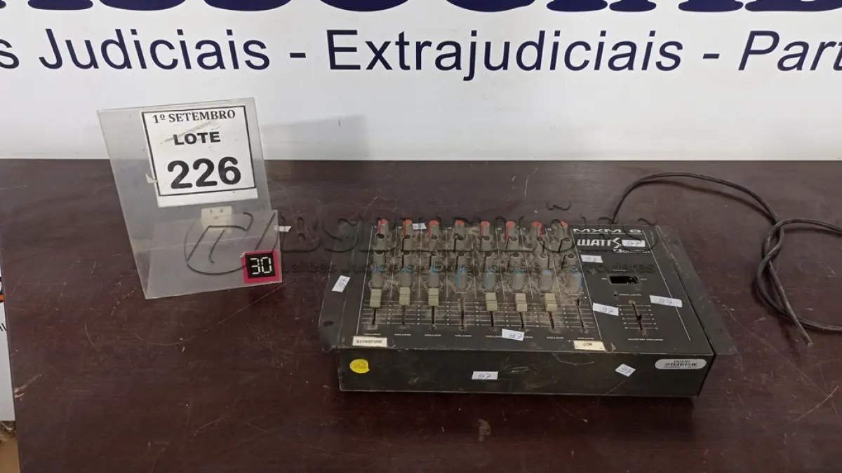 LOTE 226 - 01 MESA DE SOM MXM 8. (NO ESTADO) ATENÇÃO! FAZER A VISITAÇÃO ANTES DE ARREMATAR, NÃO SABEMOS SE FUNCIONA, LEILÃO NÃO TEM GARANTIA E NEM DEVOLUÇÃO, SUJEITO A POSSÍVEIS AVARIAS VISÍVEIS/OCULTAS E/OU AUSÊNCIA DE COMPONENTES