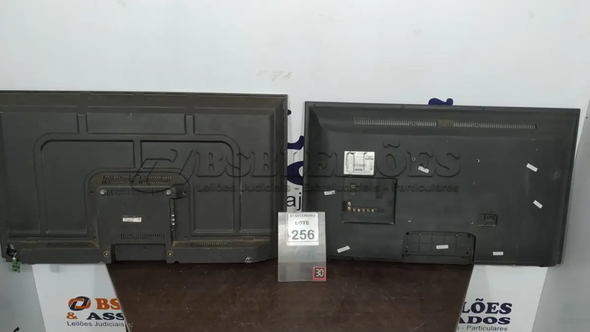 LOTE 256 - 01 TV LCD 39’’ MARCA SAMSUNG E 01 TV LCD 40’’ MARCA PHILCO. (NO ESTADO) ATENÇÃO! FAZER A VISITAÇÃO ANTES DE ARREMATAR, NÃO SABEMOS SE FUNCIONA, LEILÃO NÃO TEM GARANTIA E NEM DEVOLUÇÃO, SUJEITO A POSSÍVEIS AVARIAS VISÍVEIS/OCULTAS E/OU AUSÊNCIA DE COMPONENTES