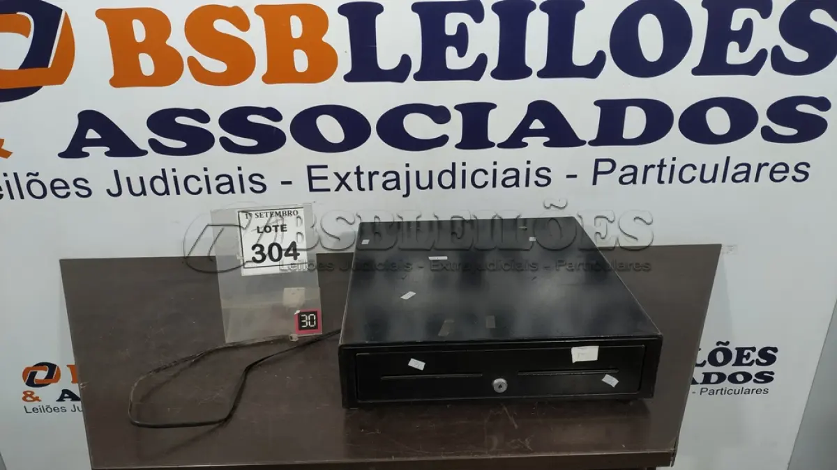 LOTE 304 - 01 GAVETA DE DINHEIRO. (NO ESTADO) ATENÇÃO! FAZER A VISITAÇÃO ANTES DE ARREMATAR, NÃO SABEMOS SE FUNCIONA, LEILÃO NÃO TEM GARANTIA E NEM DEVOLUÇÃO, SUJEITO A POSSÍVEIS AVARIAS VISÍVEIS/OCULTAS E/OU AUSÊNCIA DE COMPONENTES.