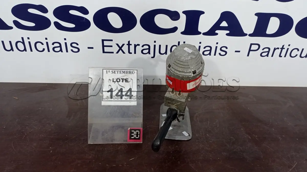 LOTE 144 - 01 MÁQUINA DE CORTAR TECIDO. (NO ESTADO) ATENÇÃO! FAZER A VISITAÇÃO ANTES DE ARREMATAR, NÃO SABEMOS SE FUNCIONA, LEILÃO NÃO TEM GARANTIA E NEM DEVOLUÇÃO, SUJEITO A POSSÍVEIS AVARIAS VISÍVEIS/OCULTAS E/OU AUSÊNCIA DE COMPONENTES.