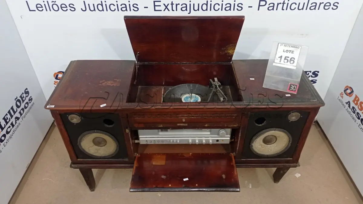 LOTE 156 - 01 VITROLA ANTIGA STÉREO FUNCIONAL, VINIL AMPLIFICADOR, CAIXAS EMBUTIDAS MARCA PHILIPS. (NO ESTADO) ATENÇÃO! FAZER A VISITAÇÃO ANTES DE ARREMATAR, NÃO SABEMOS SE FUNCIONA, LEILÃO NÃO TEM GARANTIA E NEM DEVOLUÇÃO, SUJEITO A POSSÍVEIS AVARIAS VISÍVEIS/OCULTAS E/OU AUSÊNCIA DE COMPONENTES.