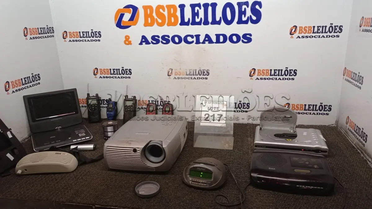 LOTE 217 - 01 DVD PORTÁTIL MARCA POWERPACK, 01 PROJETOR MULTIMIDIA MODELO SCREEN PLAY 4805 MARCA INFOCUS 05 RÁDIOS COMUNICADORES, 02 RELÓGIOS/RADIO, 02 CAIXINHAS DE SOM E 01 AMPLIFICADOR DE VOZ INCOMPLETO E 01 APARELHO DE DVD. (NO ESTADO) ATENÇÃO! FAZER A VISITAÇÃO ANTES DE ARREMATAR, NÃO SABEMOS SE FUNCIONA, LEILÃO NÃO TEM GARANTIA E NEM DEVOLUÇÃO, SUJEITO A POSSÍVEIS AVARIAS VISÍVEIS/OCULTAS E/OU AUSÊNCIA DE COMPONENTES
