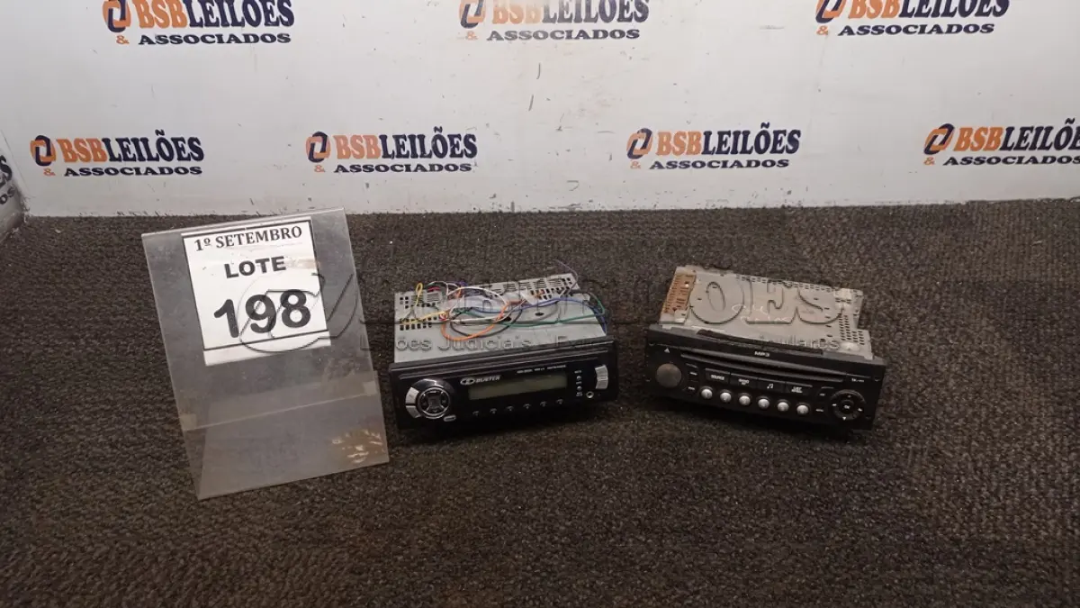 LOTE 198 - 02 APARELHOS DE SOM AUTOMOTIVO. (NO ESTADO) ATENÇÃO! FAZER A VISITAÇÃO ANTES DE ARREMATAR, NÃO SABEMOS SE FUNCIONA, LEILÃO NÃO TEM GARANTIA E NEM DEVOLUÇÃO, SUJEITO A POSSÍVEIS AVARIAS VISÍVEIS/OCULTAS E/OU AUSÊNCIA DE COMPONENTES